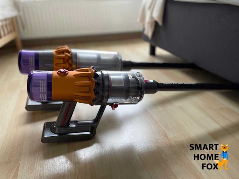 Dyson V15 Detect und Dyson V12 Slim beim Saugen unter dem Bett